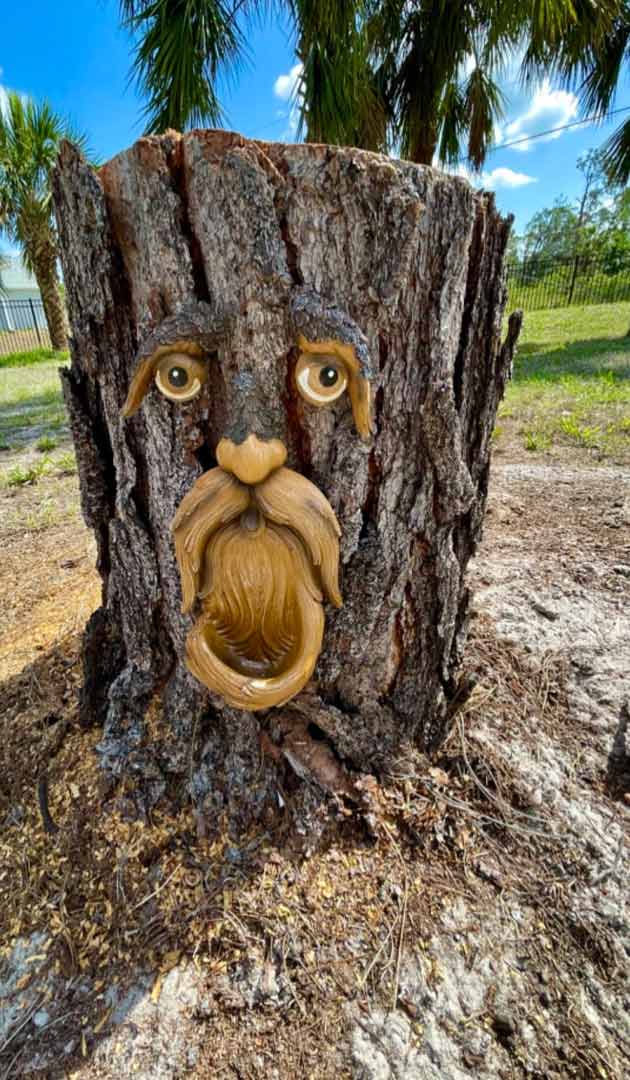 BirdFeeder, dekoracija za drevo v obliki obraza, ki je hkrati hranilnica za ptice - Image 9