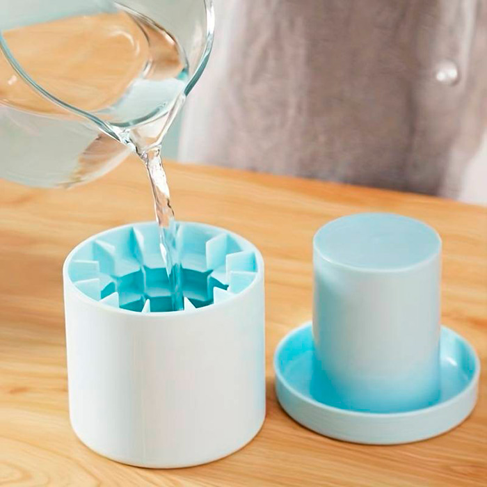Silikonski model za ledene kocke omogoča enostavno pripravo do 60 kock.