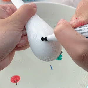 FloatPens, čarobni flomastri, s katerimi rišete simpatične sličice, ki plavajo na vodi - video