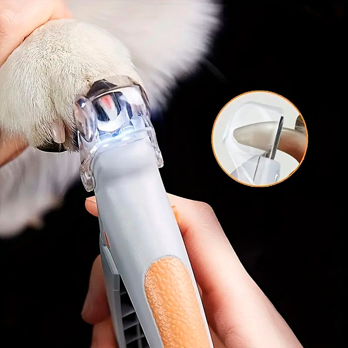 PawGloTrim zagotavlja varno in nežno urejanje krempljev vaših mačk in psov, zahvaljujoč ostremu ščipalcu in vgrajeni LED svetilki.