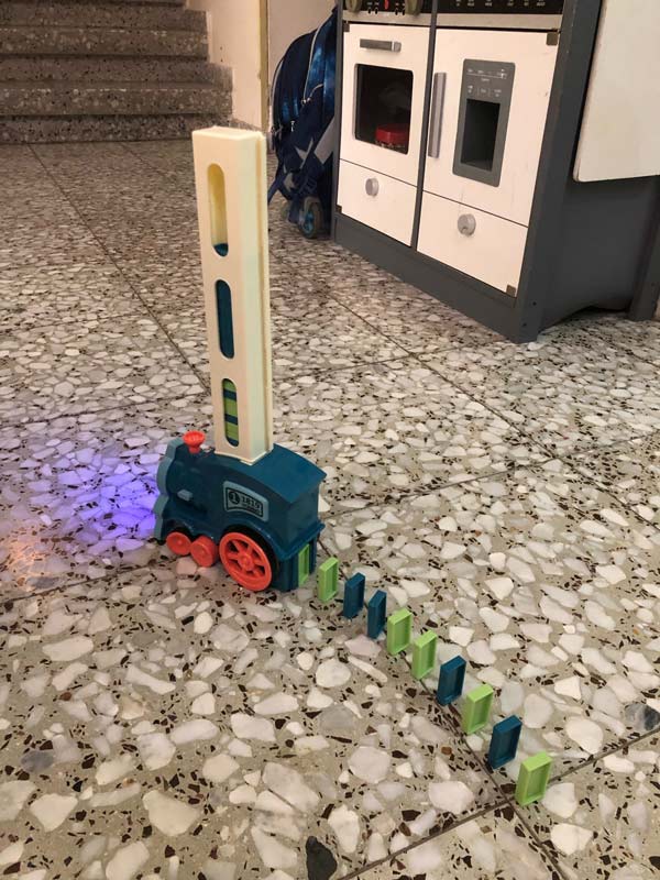 TrainDomino, vlak, ki zlaga domine - Image 3